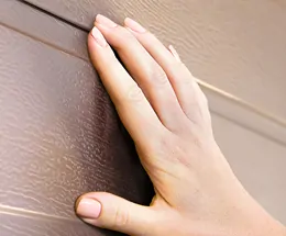 Защита от защемления пальцев с наружной и внутренней стороны ворот